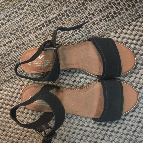 2 pairs of Toms sandals - Picture 5 of 7